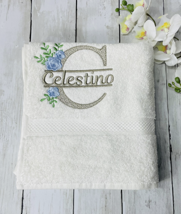 Asciugamano con nome ricamato, telo personalizzabile con nome e elegante bordo fiori, idea regalo unisex per mamma, maestri, arredo bagno - immagine 2