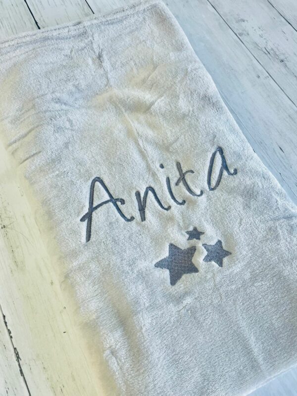Coperta neonati grigia con nome, plaid da culla con ricamo personalizzato, coperta invernale personalizzata,  idea regalo unisex, corredino - immagine 6