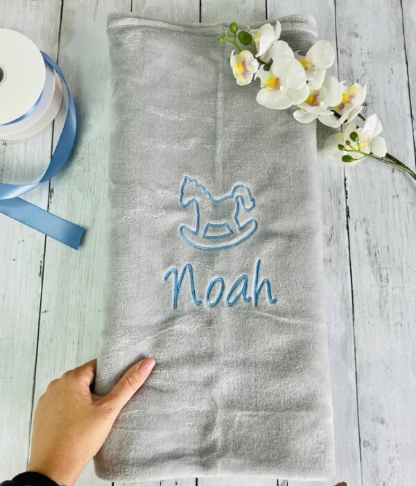 Coperta neonati grigia con nome, plaid da culla con ricamo personalizzato, coperta invernale personalizzata,  idea regalo unisex, corredino