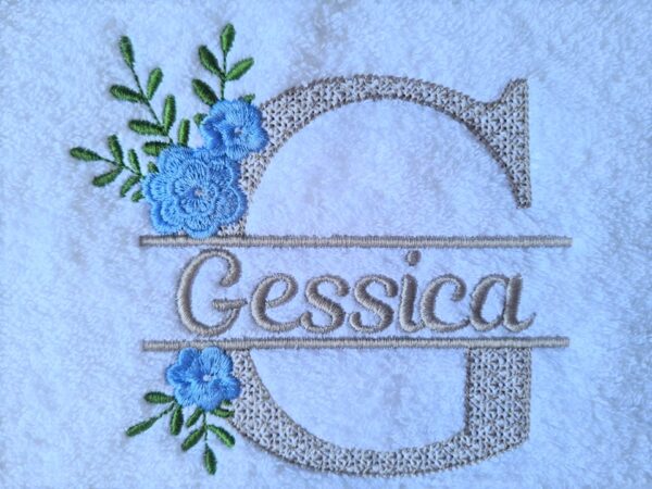 Asciugamano con nome ricamato, telo personalizzabile con nome e elegante bordo fiori, idea regalo unisex per mamma, maestri, arredo bagno - immagine 4