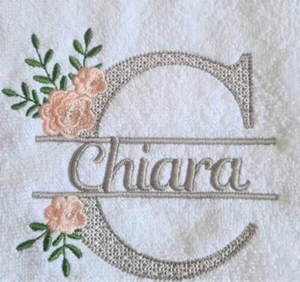 Asciugamano con nome ricamato, telo personalizzabile con nome e elegante bordo fiori, idea regalo unisex per mamma, maestri, arredo bagno - immagine 5