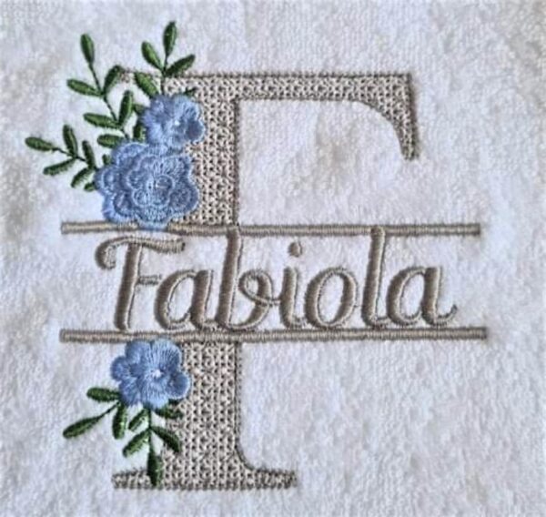 Asciugamano con nome ricamato, telo personalizzabile con nome e elegante bordo fiori, idea regalo unisex per mamma, maestri, arredo bagno - immagine 6
