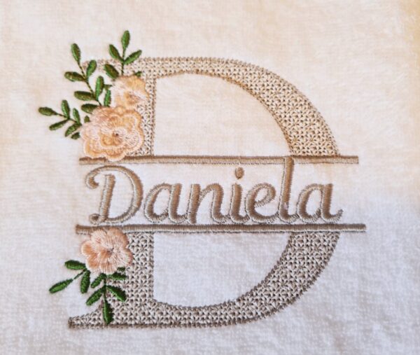 Asciugamano con nome ricamato, telo personalizzabile con nome e elegante bordo fiori, idea regalo unisex per mamma, maestri, arredo bagno - immagine 7