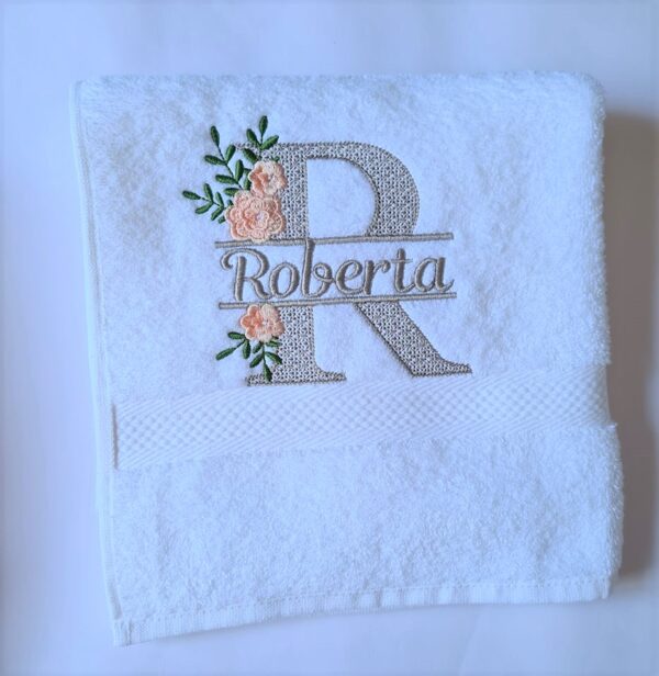 Asciugamano con nome ricamato, telo personalizzabile con nome e elegante bordo fiori, idea regalo unisex per mamma, maestri, arredo bagno - immagine 8