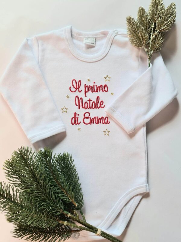 Body primo natale con nome ricamato bianco a manica lunga con scritta rossa e stelline 'Il primo Natale di..' personalizzabile con nome