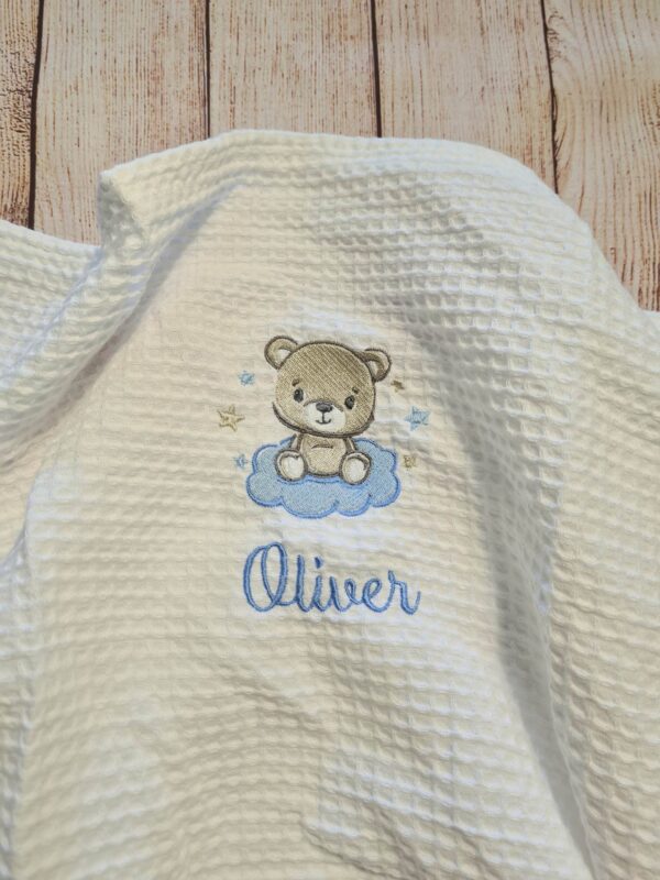 Copertina con nome in cotone, telo estivo bimbo cotone nido d ape ricamato con disegno a scelta, regalo nascita corredino personalizzato - immagine 3
