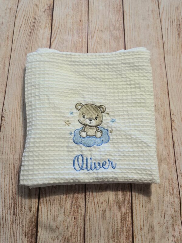 Copertina con nome in cotone, telo estivo bimbo cotone nido d ape ricamato con disegno a scelta, regalo nascita corredino personalizzato - immagine 2