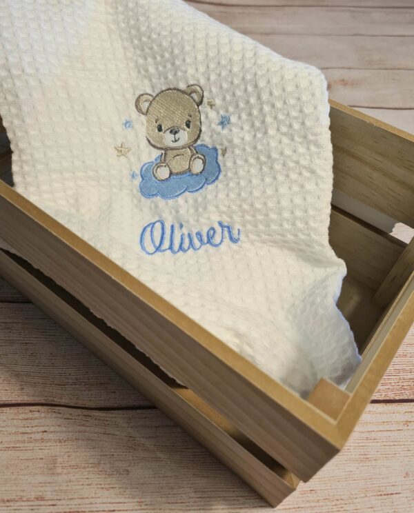 Copertina con nome in cotone, telo estivo bimbo cotone nido d ape ricamato con disegno a scelta, regalo nascita corredino personalizzato - immagine 4