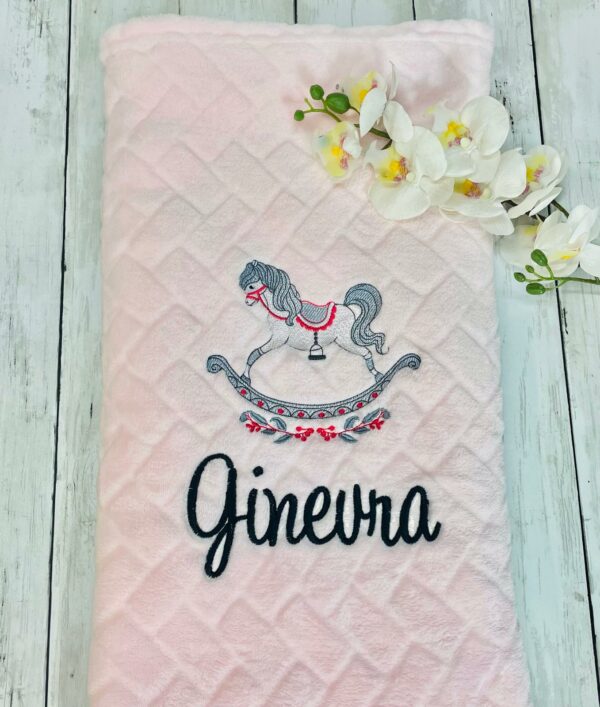 Copertina neonata rosa con nome, coperta in morbido pile personalizzata con nome e disegno ricamato a scelta, regalo battesimo nascita bimba - immagine 2