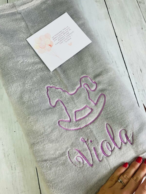 Coperta neonati grigia con nome, plaid da culla con ricamo personalizzato, coperta invernale personalizzata,  idea regalo unisex, corredino - immagine 4
