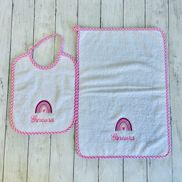 Set asilo nido personalizzabile con nome e disegno unisex asciugamano e bavaglia, coordinato scuola materna della infanzia con leone, unicorno in morbida spugna - immagine 2