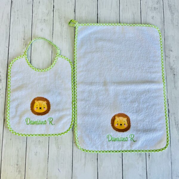 Set asilo nido personalizzabile con nome e disegno unisex asciugamano e bavaglia, coordinato scuola materna della infanzia con leone, unicorno in morbida spugna - immagine 5