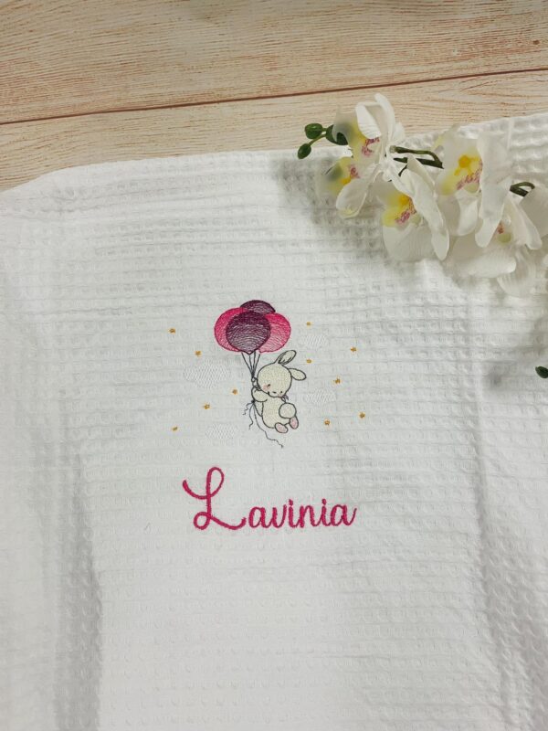 Copertina con nome in cotone, telo estivo bimbo cotone nido d ape ricamato con disegno a scelta, regalo nascita corredino personalizzato - immagine 6
