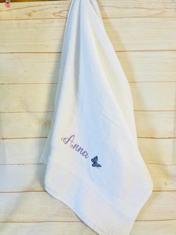 Asciugamano personalizzato con ricamo del nome e farfalla, idea regalo per mamma, nonna, maestra, natale in cotone di alta qualità - immagine 2