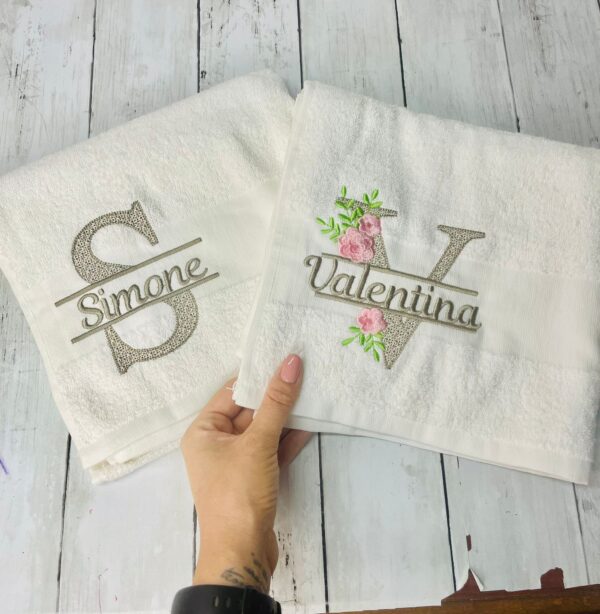 Asciugamano con nome ricamato, telo personalizzabile con nome e elegante bordo fiori, idea regalo unisex per mamma, maestri, arredo bagno - immagine 3