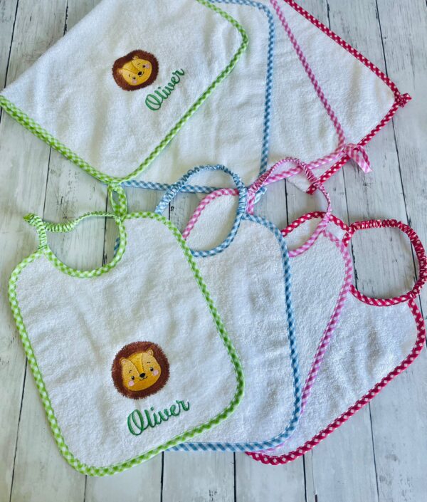 Set asilo nido personalizzabile con nome e disegno unisex asciugamano e bavaglia, coordinato scuola materna della infanzia con leone, unicorno in morbida spugna