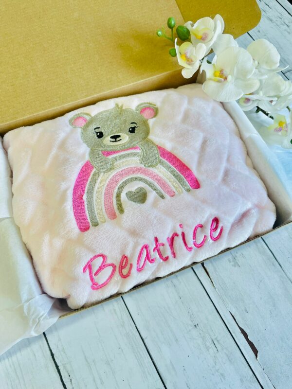 Copertina neonata rosa con nome, coperta in morbido pile personalizzata con nome e disegno ricamato a scelta, regalo battesimo nascita bimba - immagine 10