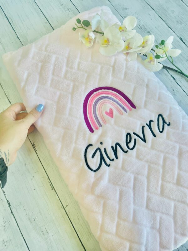 Copertina neonata rosa con nome, coperta in morbido pile personalizzata con nome e disegno ricamato a scelta, regalo battesimo nascita bimba - immagine 9