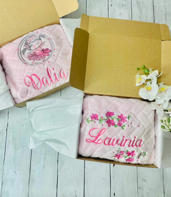 Copertina neonata rosa con nome, coperta in morbido pile personalizzata con nome e disegno ricamato a scelta, regalo battesimo nascita bimba