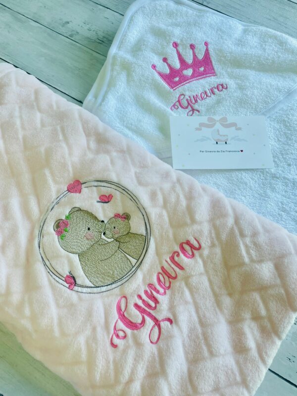 Copertina neonata rosa con nome, coperta in morbido pile personalizzata con nome e disegno ricamato a scelta, regalo battesimo nascita bimba - immagine 4