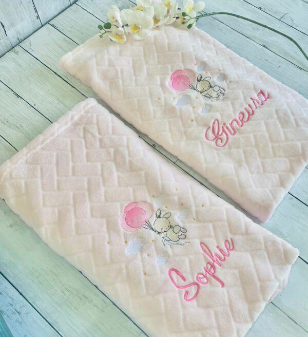 Copertina neonata rosa con nome, coperta in morbido pile personalizzata con nome e disegno ricamato a scelta, regalo battesimo nascita bimba - immagine 3