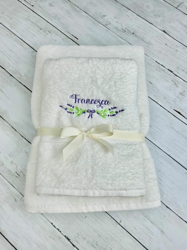 Asciugamano con nome ricamato e fiori di lavanda, asciugamano bianco ospite personalizzato, morbida spugna di cotone, idea regalo mamma amica - immagine 2