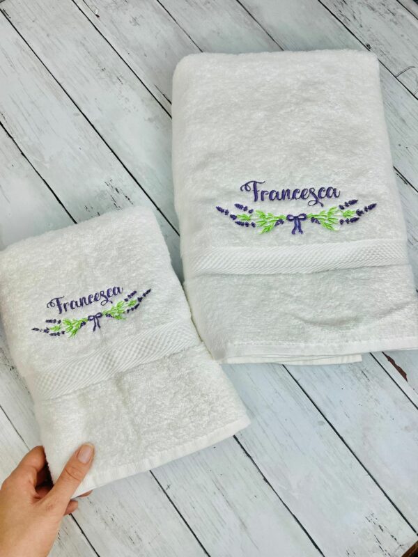 Asciugamano con nome ricamato e fiori di lavanda, asciugamano bianco ospite personalizzato, morbida spugna di cotone, idea regalo mamma amica