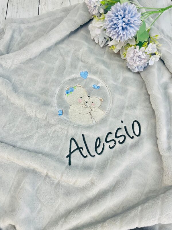 Copertina neonati grigia in morbido pile personalizzata con disegno e nome ricamato idea regalo battesimo nascita baby shower compleanno - immagine 2