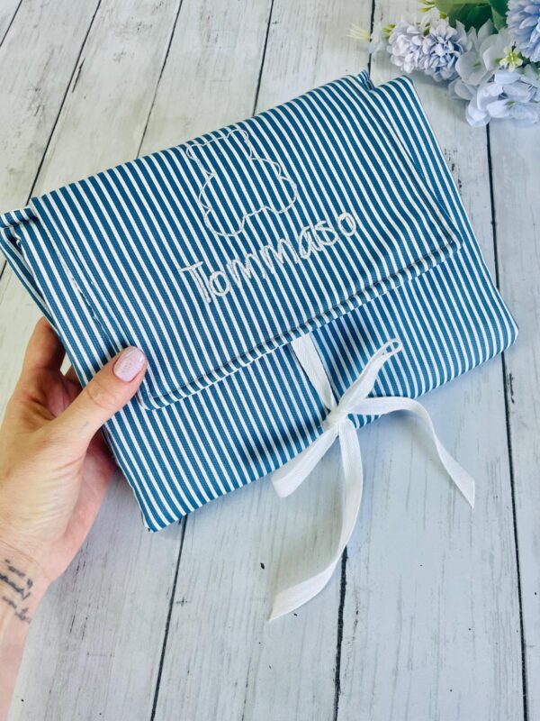 Fasciatoio da viaggio con nome ricamato, morbido tappetino in cotone a scelta imbottito e interno nido d'ape pieghevole e portatile, idea regalo nascita battesimo baby shower.