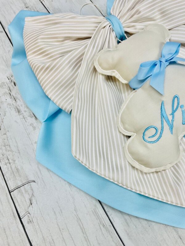 Fiocco nascita bimbo con nome, fiocco doppio con ricamo e ciondoli a scelta, fiocco morbido in cotone piqué, annuncio nascita bambini azzurro e beige - immagine 4