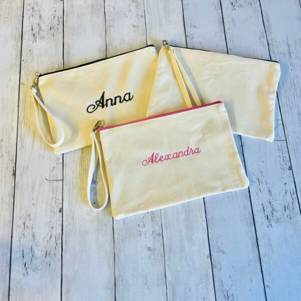 Pochette Personalizzata con Nome Ricamato e zip colorato e cinturino da polso staccabile, Idea Regalo per Donna, Maestra o Amica