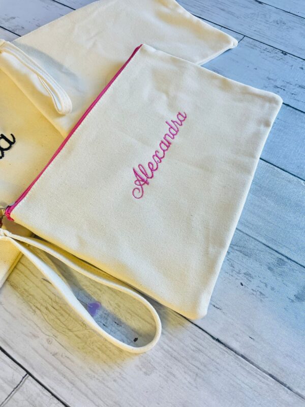 Pochette Personalizzata con Nome Ricamato e zip colorato e cinturino da polso staccabile, Idea Regalo per Donna, Maestra o Amica - immagine 6