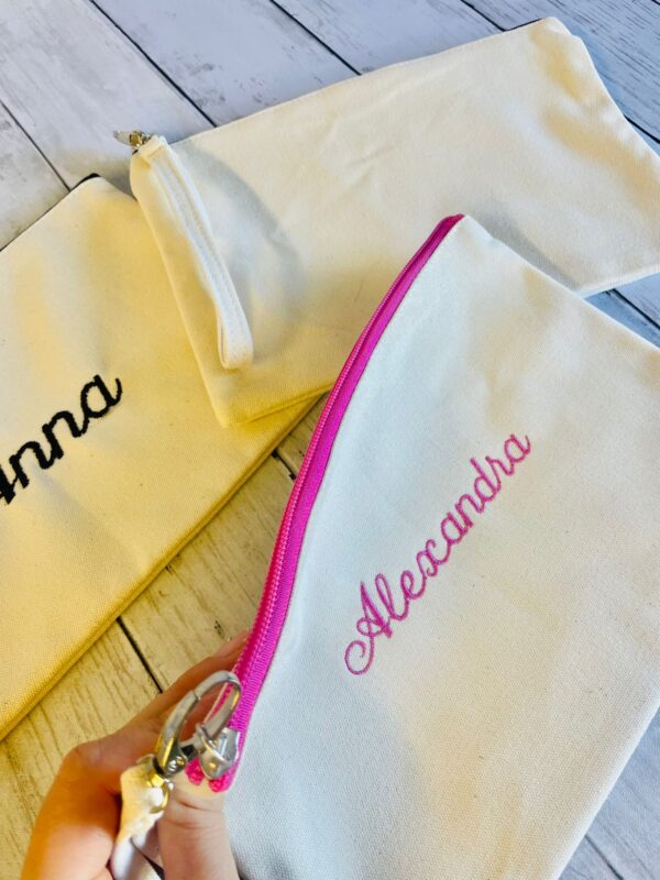 Pochette Personalizzata con Nome Ricamato e zip colorato e cinturino da polso staccabile, Idea Regalo per Donna, Maestra o Amica - immagine 8