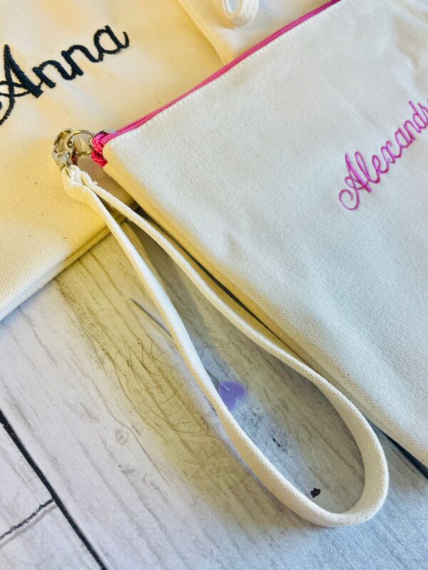 Pochette Personalizzata con Nome Ricamato e zip colorato e cinturino da polso staccabile, Idea Regalo per Donna, Maestra o Amica - immagine 7
