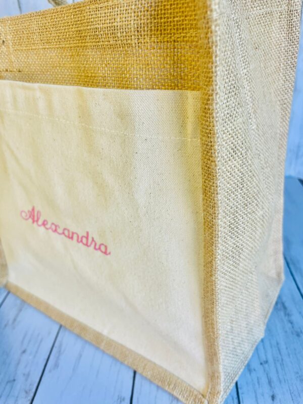Shopper in Juta Personalizzata con Nome Ricamato – Borsa mare Multiuso con Tasca in Cotone, Idea Regalo Originale per Donna, Maestra o Amica - immagine 5