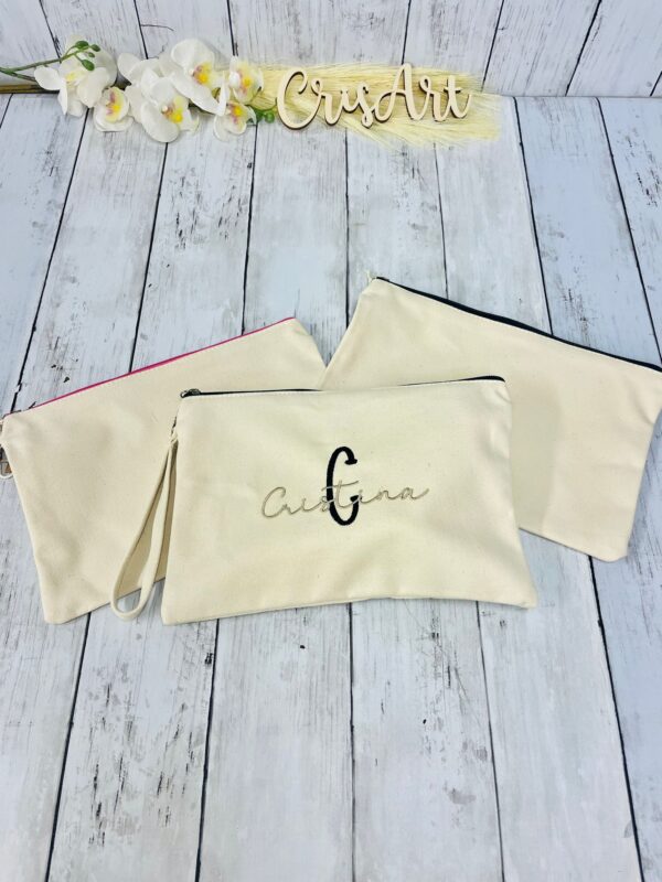 Borsellino elegante con Nome e iniziale Ricamato, Idea Regalo per maestre, damigelle, gruppi di amici, pochette ricamata in colore a scelta