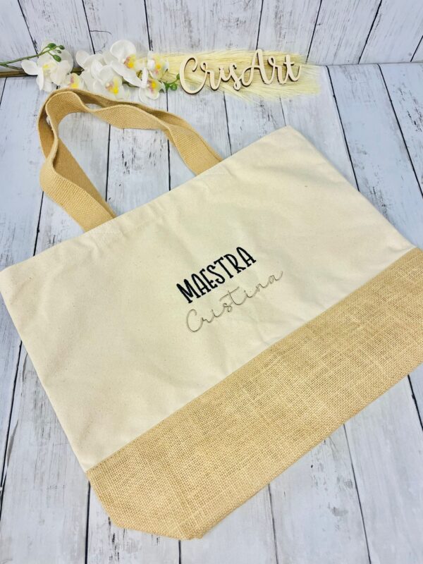 Shopper Estiva Personalizzata per Maestra, mamma, sposa, amica – Cotone e Juta con Ricamo Nome e Frase a scelta – Idea Regalo Fine Anno Particolare, elegante e utile - immagine 4