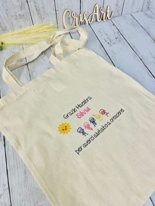Shopper Personalizzata per Maestra – ricamo colorato con bimbi felici – Regalo Fine Anno Originale - immagine 3