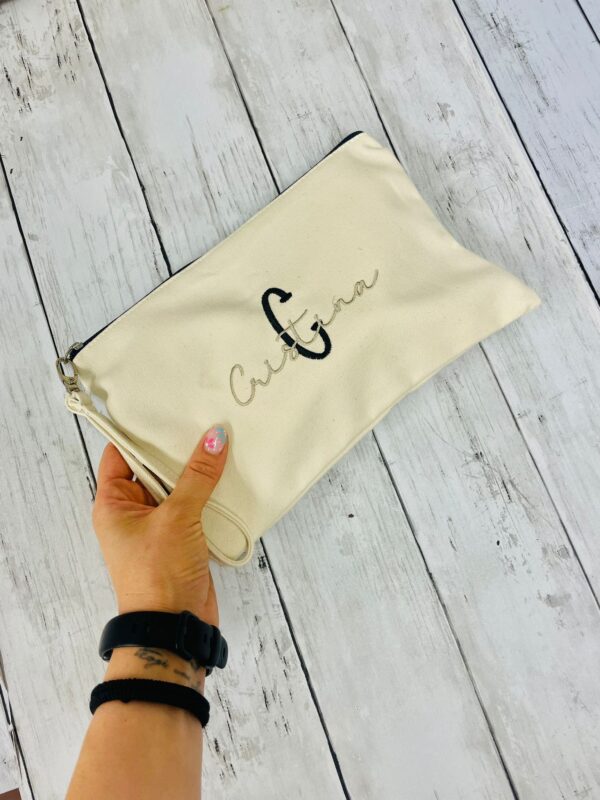Borsellino elegante con Nome e iniziale Ricamato, Idea Regalo per maestre, damigelle, gruppi di amici, pochette ricamata in colore a scelta - immagine 2