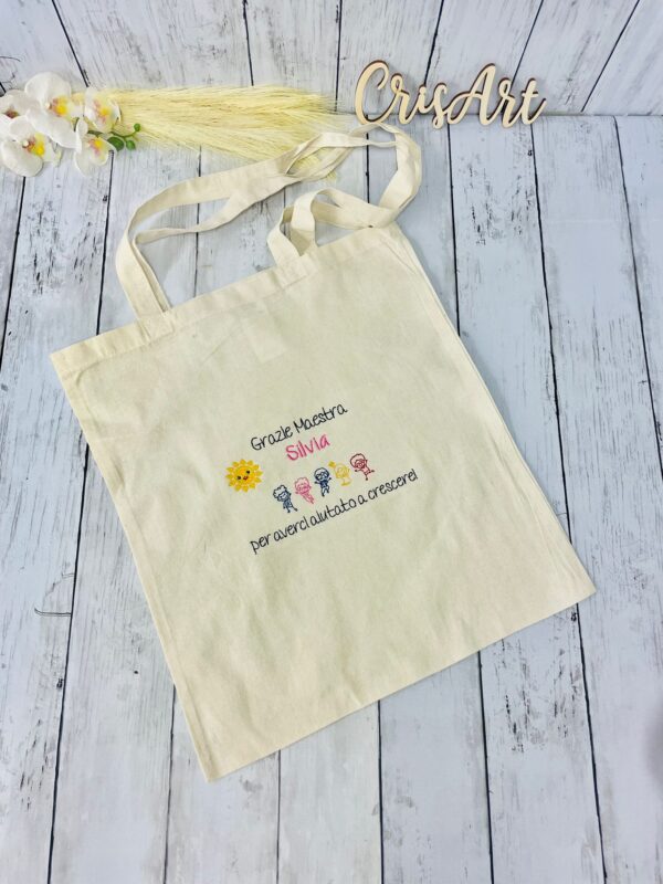 Shopper Personalizzata per Maestra – ricamo colorato con bimbi felici – Regalo Fine Anno Originale - immagine 2