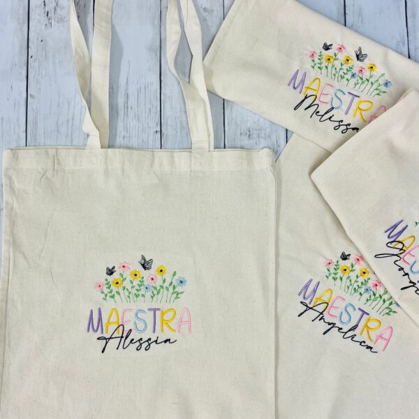 Tote Bag Personalizzata per Maestra – Scritta colorata, Fiori e Nome – Regalo Fine Anno Originale