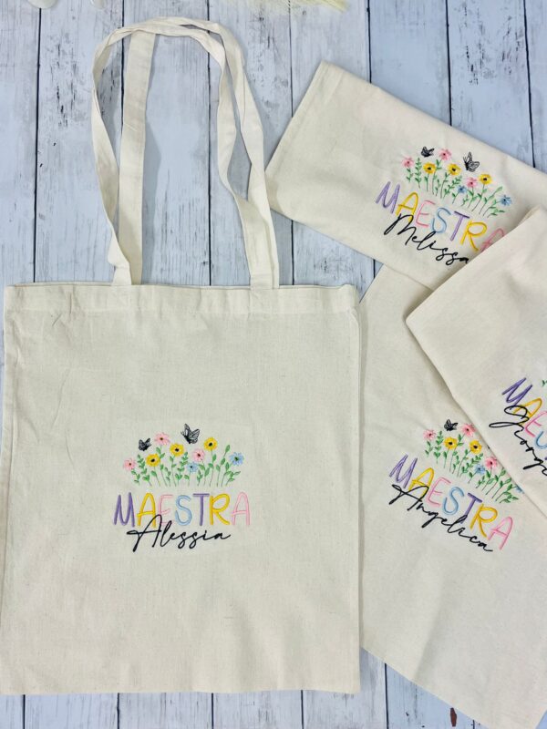 Tote Bag Personalizzata per Maestra – Scritta colorata, Fiori e Nome – Regalo Fine Anno Originale
