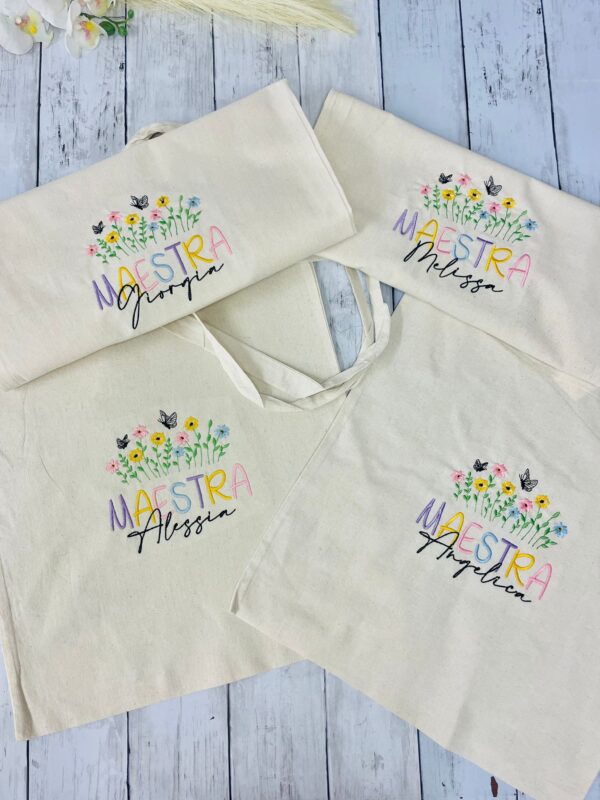 Tote Bag Personalizzata per Maestra – Scritta colorata, Fiori e Nome – Regalo Fine Anno Originale - immagine 3