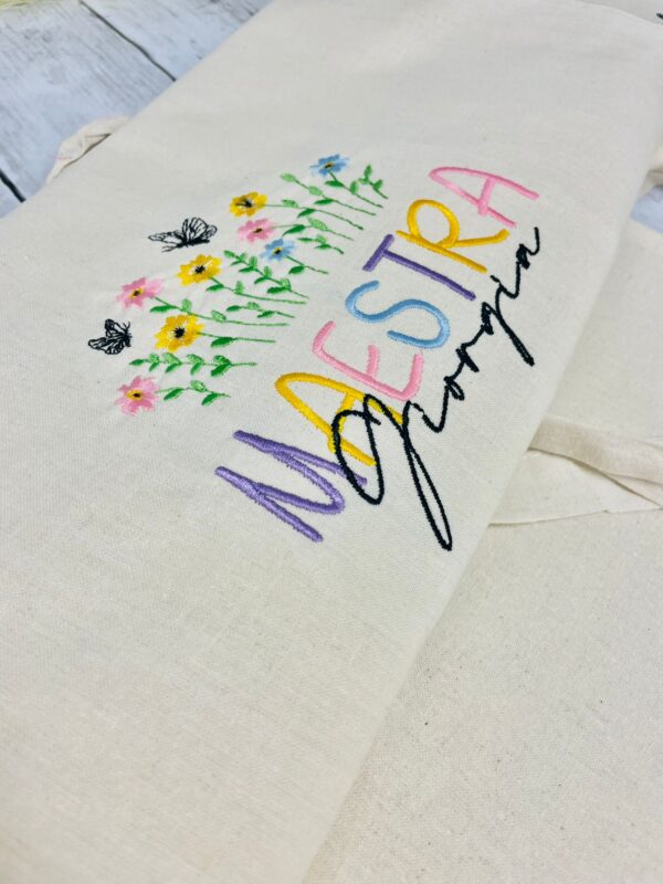 Tote Bag Personalizzata per Maestra – Scritta colorata, Fiori e Nome – Regalo Fine Anno Originale - immagine 5