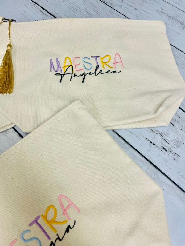 Pochette con nome e scritta colorata MAESTRA,  idea regalo fine anno Natale maestri insegnanti, pensiero personalizzato - immagine 3