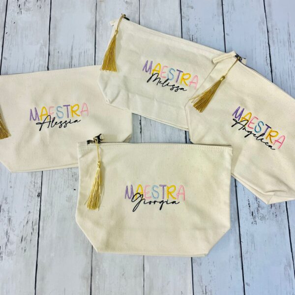 Pochette con nome e scritta colorata MAESTRA,  idea regalo fine anno Natale maestri insegnanti, pensiero personalizzato