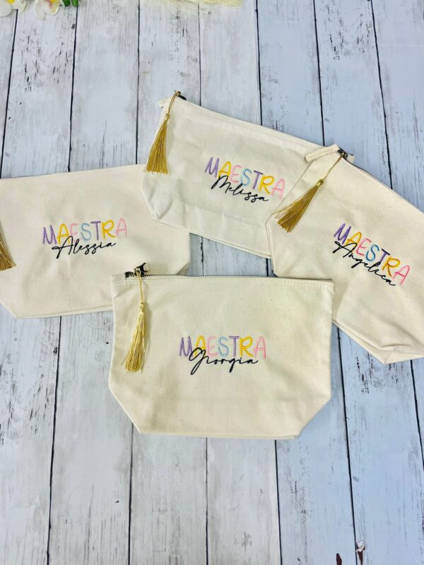 Pochette con nome e scritta colorata MAESTRA,  idea regalo fine anno Natale maestri insegnanti, pensiero personalizzato