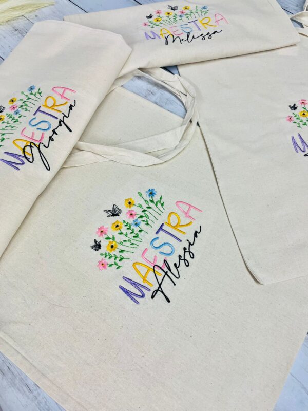 Tote Bag Personalizzata per Maestra – Scritta colorata, Fiori e Nome – Regalo Fine Anno Originale - immagine 4