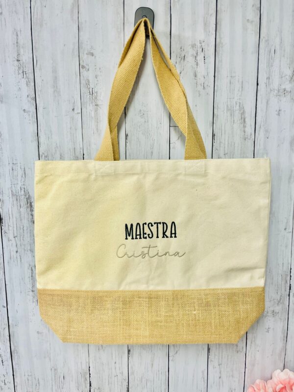 Shopper Estiva Personalizzata per Maestra, mamma, sposa, amica – Cotone e Juta con Ricamo Nome e Frase a scelta – Idea Regalo Fine Anno Particolare, elegante e utile