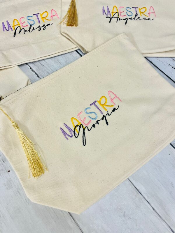 Pochette con nome e scritta colorata MAESTRA,  idea regalo fine anno Natale maestri insegnanti, pensiero personalizzato - immagine 2